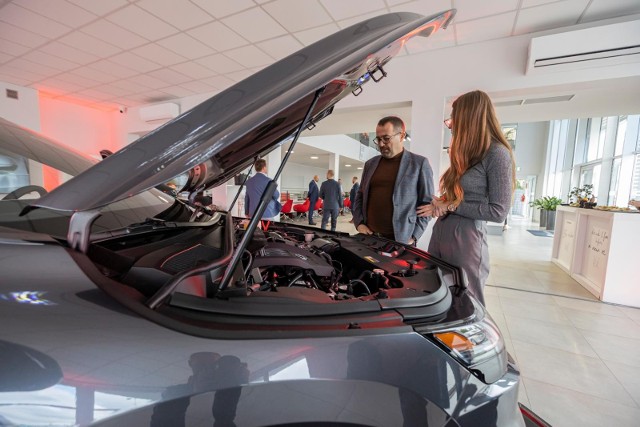 04.10.2022 bydgoszcz fordonska 38 salon samochodowy toyota walder promocja nowego samochodu lexus .fot: arkadiusz wojtasiewicz/polskapress