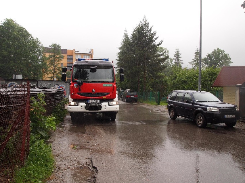 Zakopane. Kobieta wtargnęła do przedszkola. Jej samochodem zajmą się saperzy [ZDJĘCIA, WIDEO]