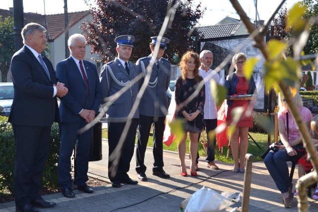 W Skępem zasadzono brzozę czerwoną, by w ten sposób uczcić setną rocznicę odzyskania przez Polskę niepodległości. Inicjatorem tego wydarzenia był „Tygodnik Lipnowski”. To już druga brzoza, która z tej okazji rośnie w powiecie lipnowskim. Pierwszą zasadzono w Krzyżówkach w gminie Lipno razem z tamtejszymi druhami ochotnikami.W wydarzeniu obok przedstawicieli władz samorządowych wziął udział Józef Ramlau, wicewojewoda kujawsko – pomorski. Nie zabrakło Zdzisława Ciesielskiego, komendanta powiatowego policji w Lipnie oraz Andrzeja Wiśniewskiego, prezesa Ochotniczej Straży Pożarnej w Krzyżówkach. Licznie też przybyli mieszkańcy Skępego.Obok drzewka zakopano kapsułę czasu, w której znalazły się m.in. dwa numery „Tygodnika Lipnowskiego” , rysunki wykonane przez dzieci,  elementy policyjnego umundurowania – otok policyjnej czapki wyjściowej, pagony oraz korpusówki.Więcej w jutrzejszym wydaniu „Tygodnika Lipnowskiego”.    300 Plus - wszystko, co musisz wiedzieć o programie.