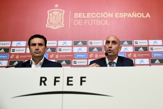 Luis Rubiales (z prawej) zaoferował klubom w Hiszpanii potężną pomoc finansową.