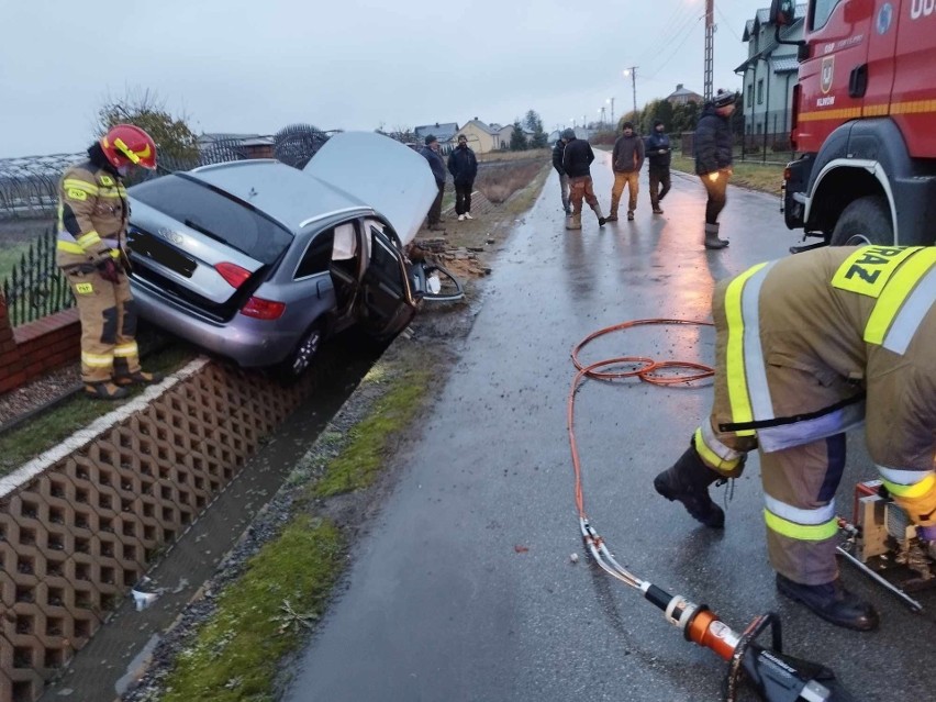 Wypadek w gminie Klwów w powiecie przysuskim. Samochód zjechał z drogi i wbił się w ogrodzenie. Ranny kierowca