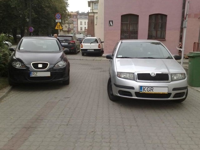 Tak kierowcy parkują między parkiem a ul. Mickiewicza.