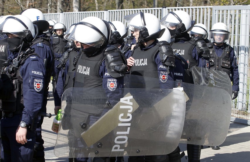 Policja walczyła z kibicami na dworcu Kaliskim. Ćwiczenia łódzkiej policji i funkcjonariuszy SOK