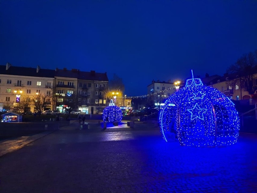 Rozświetlenie choinki i flash mob rozpoczęły jarmark świąteczny w Ostrowcu (ZAPIS TRANSMISJI, DUŻO ZDJĘĆ)