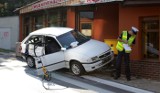 Kierowca opla uderzył w dwa auta i wleciał na barierki przy pizzerii w Zielonej Górze (ZDJĘCIA)