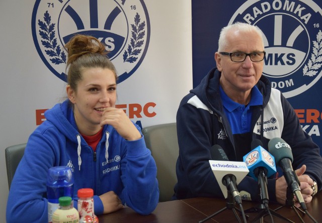 Olga Samul (od lewej) libero E.Leclerc Radomki Radom oraz Jacek Skrok, trener zespołu, podczas konferencji prasowej przed meczem z ŁKS-em Commerceconem Łódź.