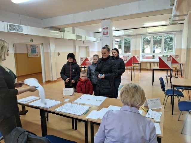 W drugiej turze głosują mieszkańcy 22 radomskich miast i gmin.