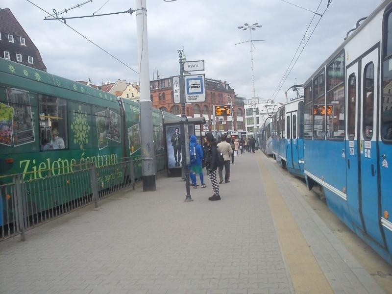 Wrocław: Uszkodzone torowisko na Piłsudskiego. Tramwaje jeździły objazdami (ZDJĘCIA)