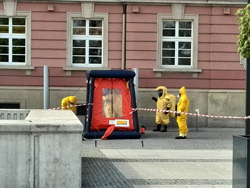 Wrocław: Tajemnicza koperta w urzędzie miejskim przy pl. Nowy Targ (FILM, ZDJĘCIA)