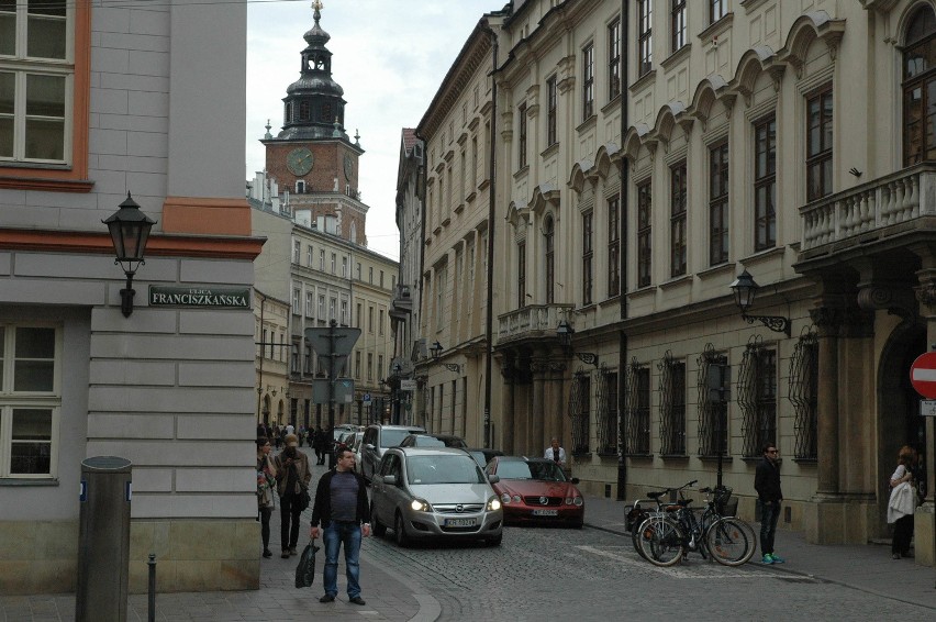 ulica Bracka, widoczna wieża ratuczowa