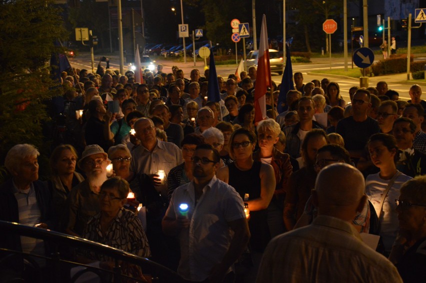 Tarnowianie tłumnie i głośno protestowali przed sądem