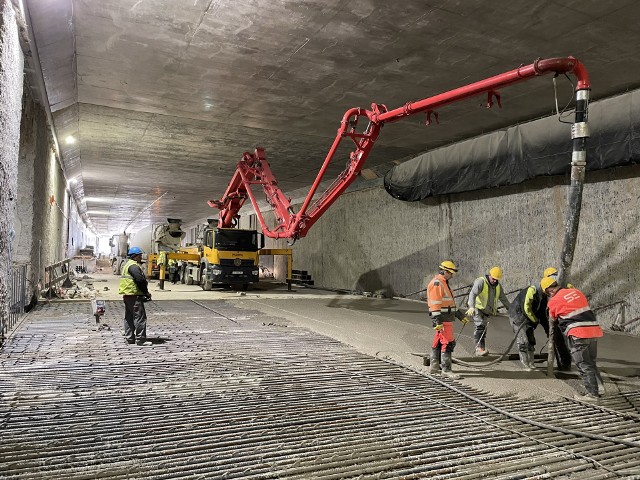 Tunel pod Zielonkami ma 653 m długości, 37 m szerokości i 6 m wysokości. Wewnątrz każdej z dwóch nitek obiektu mieszczą się trzy pasy ruchu plus pas awaryjny.