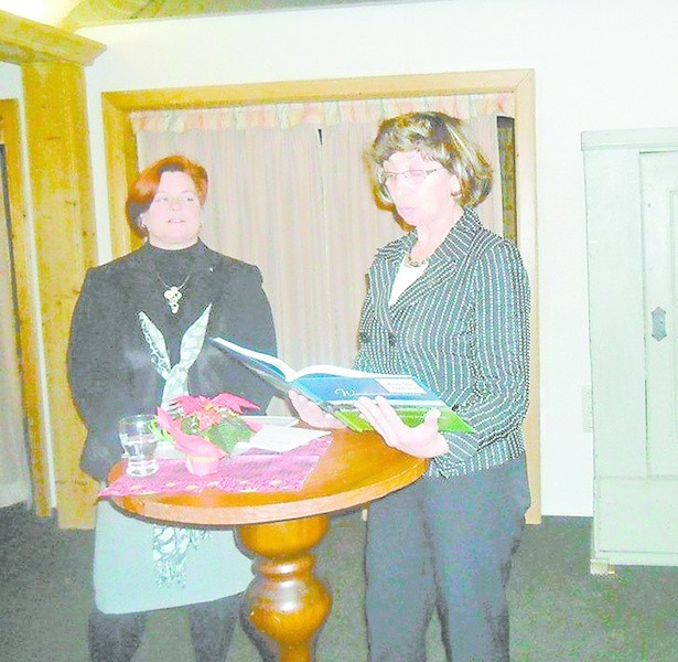 Gertruda Drost w towarzystwie przewodniczącej Związku Kobiet z Altenkirchen podczas promocji książki w Schoenstein.