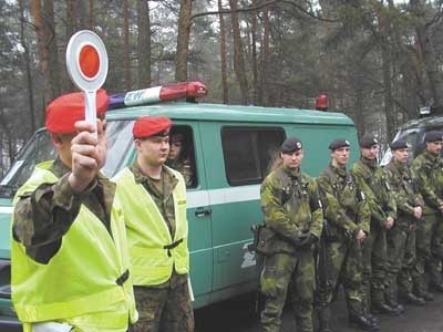 Na podusteckich drogach szwedzcy kawalerzyści (w czarnych beretach) razem z polskimi kolegami łapali złodziei samochodów