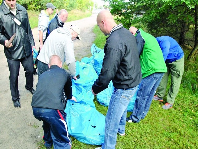 Więźniowie z ZK nr 2 w Grudziądzu wysprzątali wczoraj las przy markecie Praktiker
