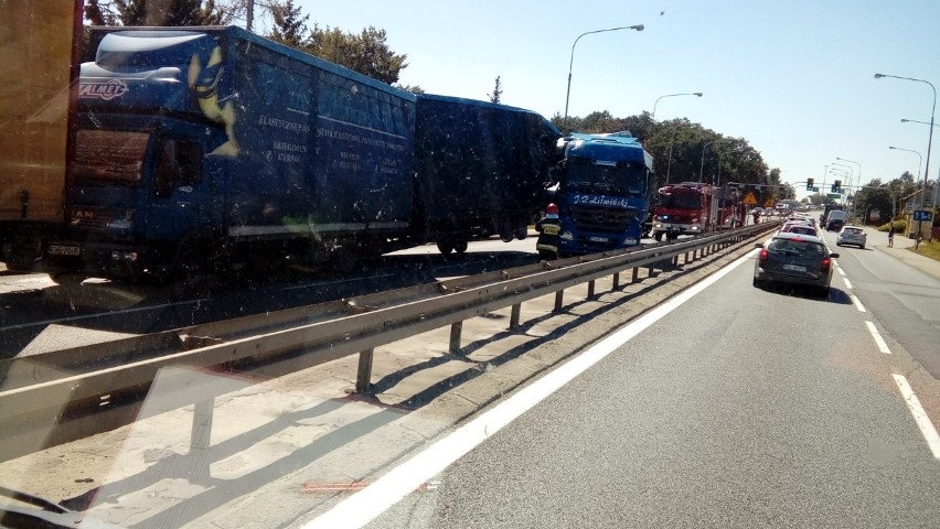 Wypadek w Mirkowie. Zderzyły się trzy samochody ciężarowe i...