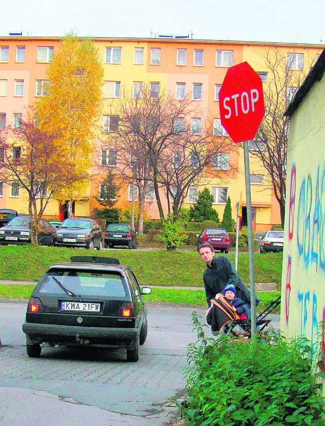 Żeby przejść przez łącznik, trzeba wychylić się zza garaży