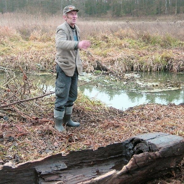 Jan Strzelecki opowiada, jak odkrył  ciekawe znalezisko w rzece.