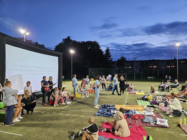 Tłumy mieszkańców wzięły udział w kolejnym z seansów filmowych kina letniego w Wodzisławiu. Zobaczcie jak się bawili na kolejnych slajdach >>>