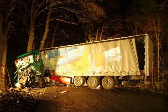 W poniedziałek na drodze krajowej nr 22, doszło do wypadku drogowego. 35- letni kierowca ciężarówki z obrażeniami twarzoczaszki trafił do szpitala.