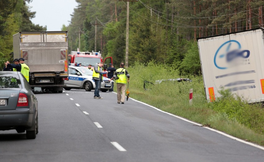 Śmiertelny wypadek pod Sycowicami. Ciężarówka wjechała w tył osobówki (zdjęcia, wideo)
