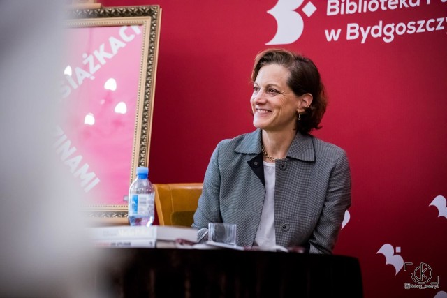 Anne Applebaum spotkała się z czytelnikami w ramach Dyskusyjnego Kluby Książki. Podczas spotkania opowiadała o procesach kształtujących świat, ale także o sobie, swej pracy, rodzinie i Polsce, odnosząc się do książki „Matka Polka”, czyli wywiadu rzeki, jakiego udzieliła Piotrowi Potoroczynie w zeszłym roku w swym domu Chobielinie pod Bydgoszczą.    Anne Applebaum - amerykańska dziennikarka, historyk, wykładowczyni, znakomita pisarka. Jest laureatką wielu nagród, w tym Nagrody Pulitzera za „Gulag. A History”. Prywatnie żona byłego marszałka Sejmu RP, b. szef MON i MSZ - Radosława Sikorskiego.