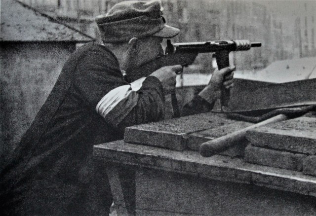 Pierwsze dni Powstania Warszawskiego. Na zdjęciu żołnierz z pistoletem maszynowym "Błyskawica". Były one produkowane w podziemnych wytwórniach broni Armii Krajowej