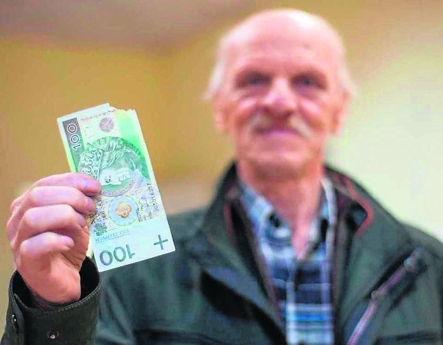 Banki nie wymieniły stuzłotowego banknotu pana Jana, choć według wytycznych NBP mają taki obowiązek.