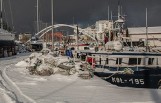 Kutry pod śniegiem, port skuwany lodem - zima w Kołobrzegu zachwyca