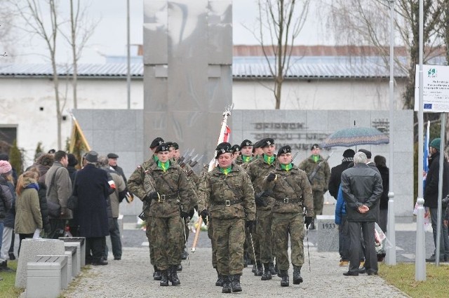 W piątek 29 stycznia w Słońsku odbyły się uroczystości upamiętnienia ofiar mordu, to którego doszło w 1945 r. To wtedy naziści zabili 819 więźniów obozu w ówczesnym Sonnenburgu.Doszło do tego na krótko przed wkroczeniem do Słońska Armii Czerwonej. Po wejściu na teren niemieckiego więzienia czerwonoarmiści ujrzeli dziedziniec usłany zwłokami. Uroczystości zorganizowano przy otwartym niedawno muzeum. Obecni na nich byli m.in. przedstawiciele władz wojewódzkich, samorządowcy oraz przedstawiciele państw, których obywatele zginęli w Sonennburgu. Przyszli też mieszkańcy i miejscowa młodzież.