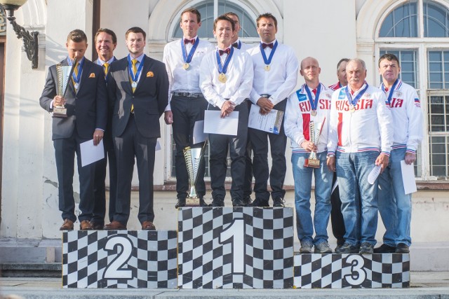 Zwycięskie drużyny Mistrzostw Świata w Akrobacji Samolotowej  w Radomiu: 1. Francja (w środku), 2. USA, 3. Rosja.