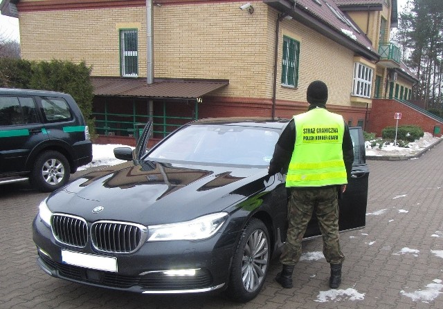 27 stycznia na drodze krajowej nr 16 patrol z Placówki Straży Granicznej w Płaskiej zatrzymał do kontroli BMW. Pojazdem wynajętym w jednej z niemieckich wypożyczalni podróżowało dwóch cudzoziemców. Poprzez Polsko-Niemieckie Centrum Współpracy Służb Granicznych, Policyjnych i Celnych w Świecku funkcjonariusze ustalili, że samochód ten nie powinien opuścić Niemiec. Kierowca - obywatel Turcji oraz pasażer - obywatel Ukrainy zostali zatrzymani. Szacunkowa wartość odzyskanego BMW z 2017 roku to 540 tys. zł. - Po sporządzeniu wymaganej dokumentacji cudzoziemców w wieku 27 i 33 lat wraz z pojazdem przekazano policjantom z Augustowa - mówi Krystyna Jakimik-Jarosz z POSG. - W 2017 roku funkcjonariusze z Podlaskiego Oddziału Straży Granicznej odzyskali 96 pojazdów o łącznej szacunkowej wartości ponad 9,2 mln zł.