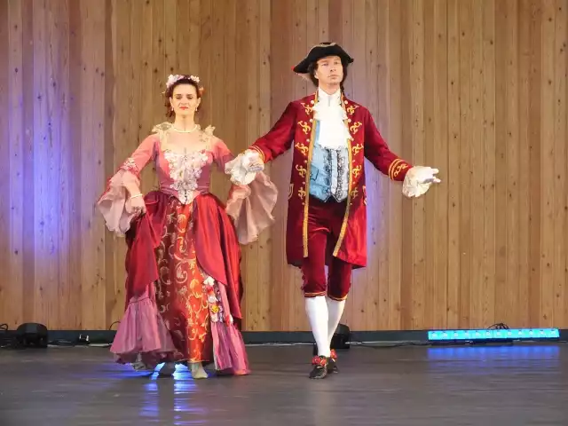 Taniec barokowy, menuet, z czasów Ludwika XIV, „Króla Słońce”