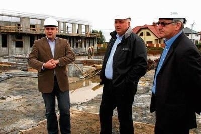 2011 rok: Michał Roehlich (z lewej) z szefami powiatu wielickiego na placu budowy nowej szkoły Fot. Bogdan Pasek