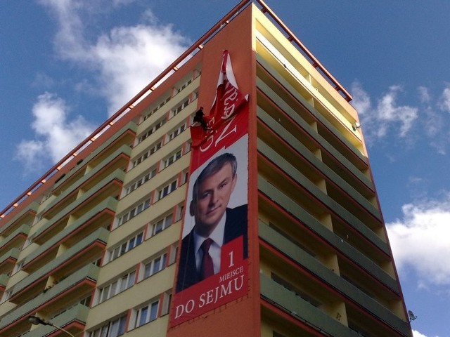 Plakat wyborczy Grzegorza Napieralskiego na "mrówkowcu" w al. Wyzwolenia.