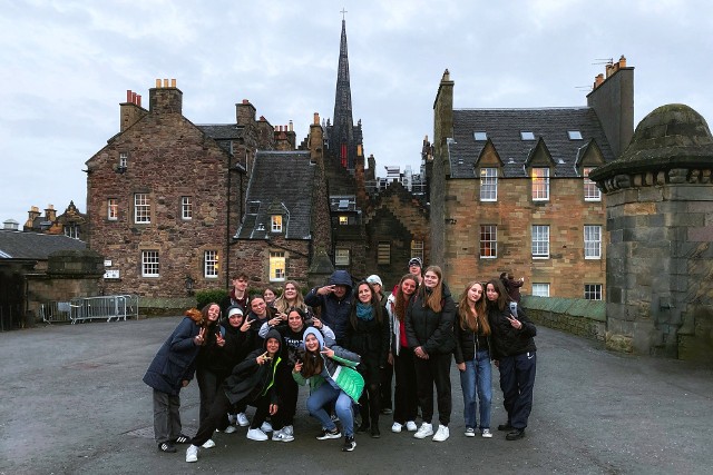 Grupa uczniów Samorządowego Liceum Ogólnokształcącego w Edynburgu