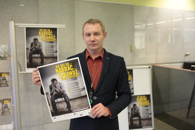 Sławomir Kusz z NBP w Opolu zachęca także innych administratorów osiedli na Opolszczyźnie, by zgłaszali się po plakaty promujące kampanię.