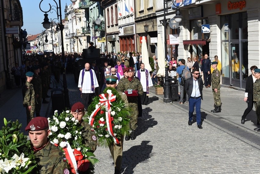 Nowy Sącz. Tłumy sądeczan na powtórnym pochówku gen. Bronisława Pierackiego