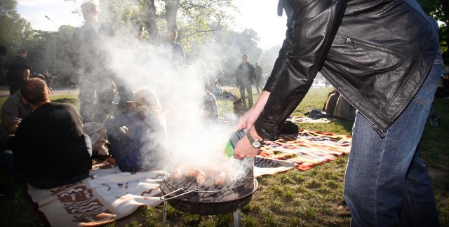 Majówka kojarzy się z grillem, a ten - z przyjemnościami, czasami nawet przy grillu robi się jednak nerwowo.