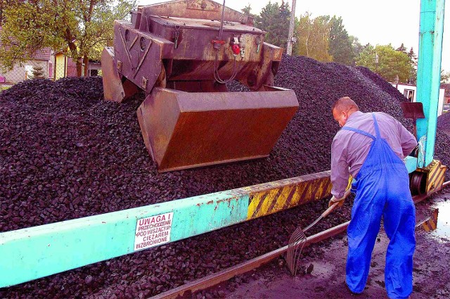 Zapasy węgla w Składzie Opału TRANSPOL w Kobylnicy znikają w oka mgnieniu. Za kilka dni może okazać się, że i tu zabraknie opału.