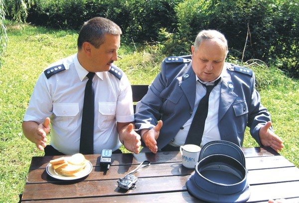 Nadkom. Jacek Dobrzyński rozmawia z "komisarzem" Andrzejem Beya-Zaborskim