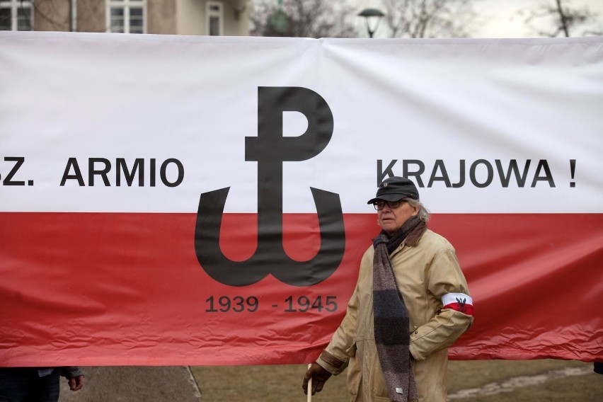 Manifestacja zwolenników pomnika AK pod wawelem w dniu 14...