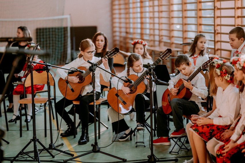 Koncert kolęd i pastorałek w wykonaniu nauczycieli i uczniów szkoły muzycznej w Jeżowem