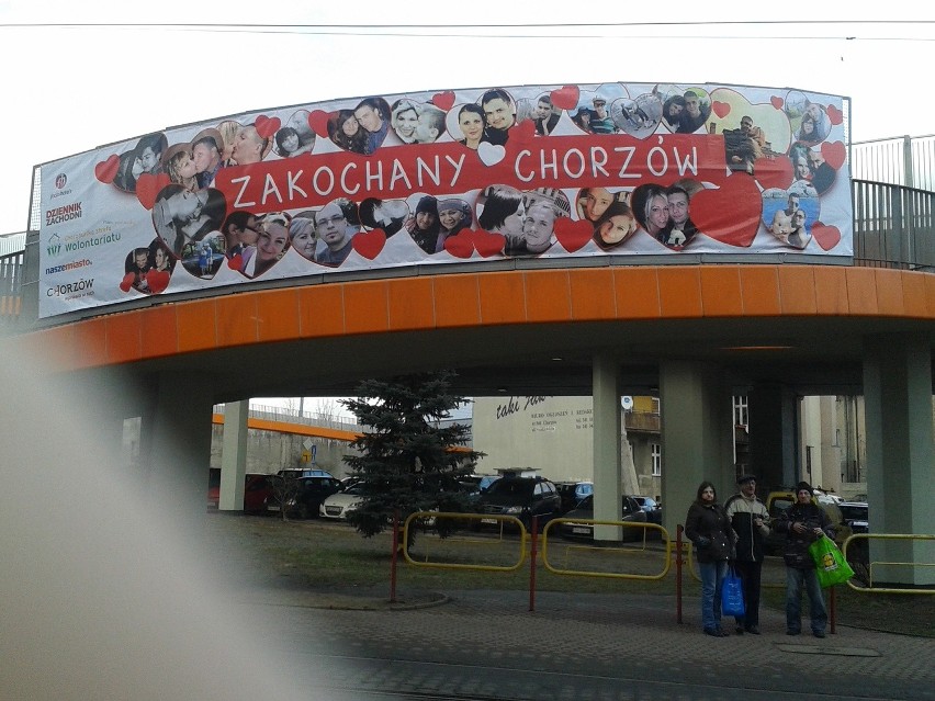 Walentynkowy baner na estakadzie w Chorzowie - "Zakochany...