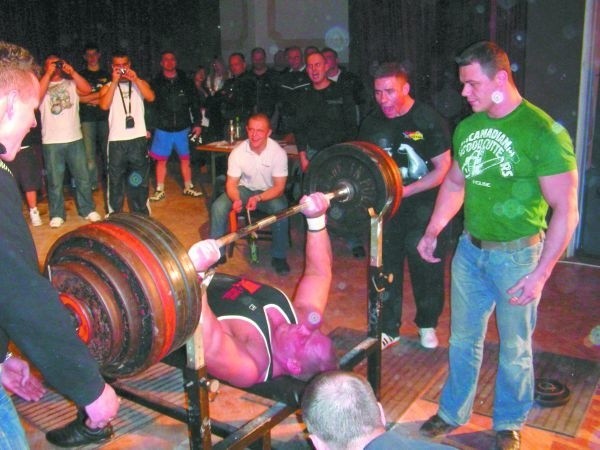 Krzysztof Jarocki uzyskał najlepszy wynik zawodów, wycisnął 237,5 kg