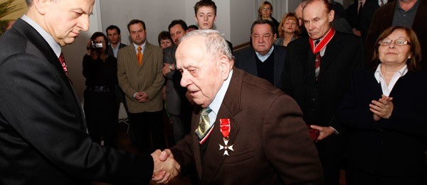 Prof. Andrzej Zybertowicz wręcza odznaczenie Karolowi Gwoździewiczowi (z prawej).