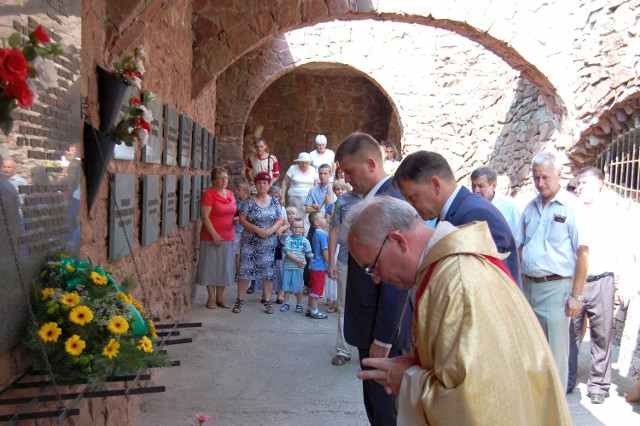 Wiceminister Arkadiusz Bąk i starosta Dariusz Dąbrowski, w asyście księdza kanonika Zbigniewa Staniosa składają kwiaty w Panteonie Chłopów Polskich.