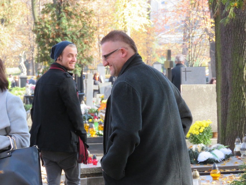 Cmentarze przy Francuskiej i Sienkiewicza w Katowicach: odwiedzamy bliskich, wolontariusze kwestują