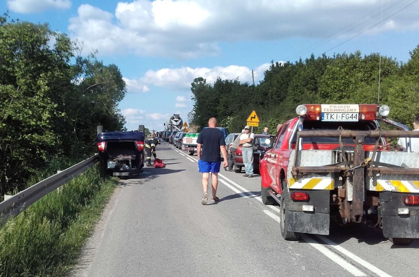 Wypadek w Podgórzu w powiecie kieleckim. Samochód dachował, śmigłowiec zabrał kierowcę do szpitala