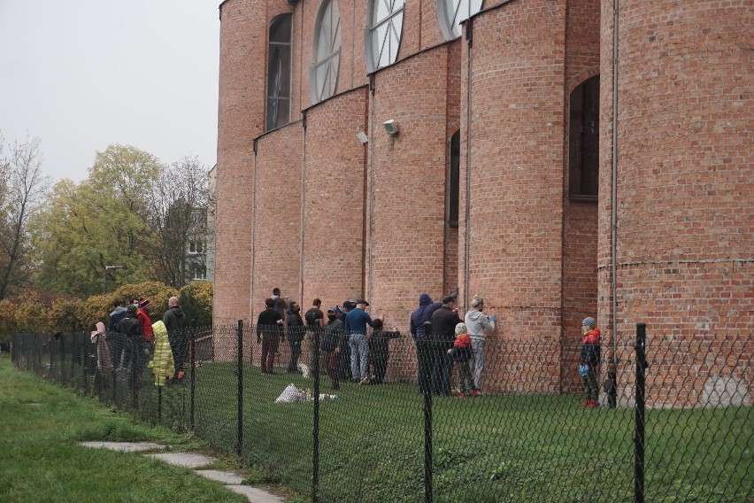 Parafianie i kibice Widzewa wyczyścili pomazany kościół przy parku Podolskim ZDJĘCIA